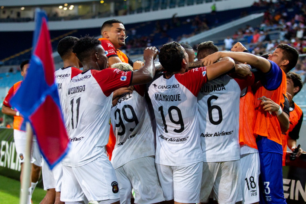 Futbolistas de Caracas FC se abrazan y celebran un gol durante la temporada 2023.