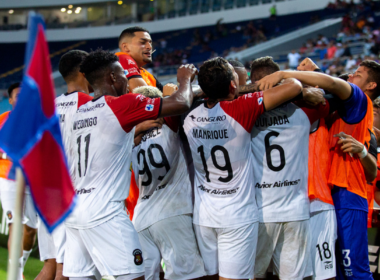Futbolistas de Caracas FC se abrazan y celebran un gol durante la temporada 2023.
