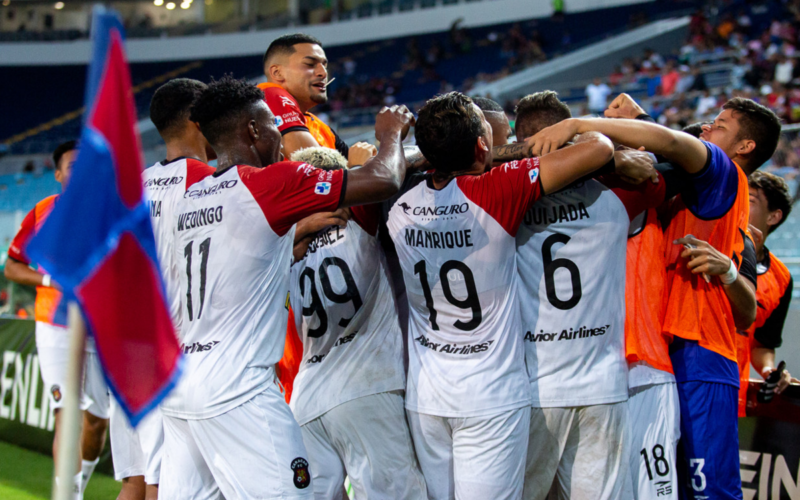 Futbolistas de Caracas FC se abrazan y celebran un gol durante la temporada 2023.