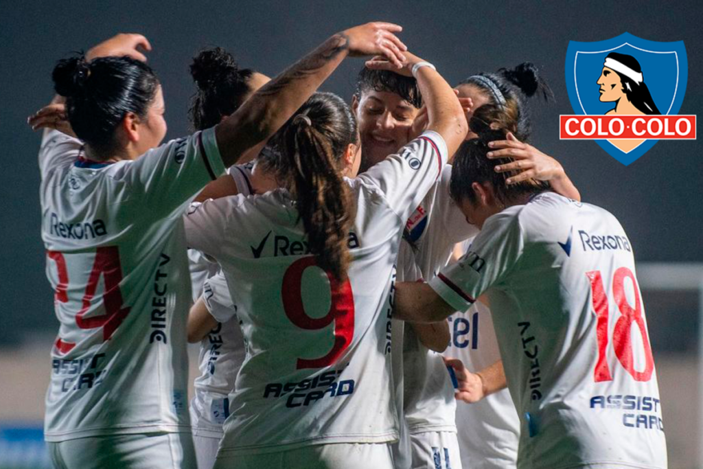 Futbolistas de Nacional de Uruguay celebrando un gol durante la temporada 2024, mientras que en la esquina superior derecha aparece el logo de Colo-Colo incrustado en la fotografía.