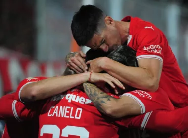Futbolistas de Independiente de Avellaneda se abrazan y celebran un gol durante la temporada 2023.