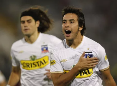 Cristóbal Jorquera golpea y señala su pecho en plena celebración con la camiseta de Colo-Colo.