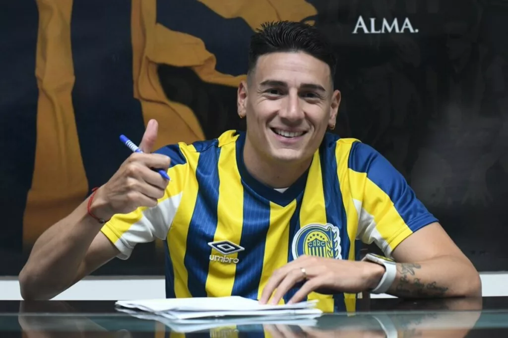 Mauricio Martínez firmando su contrato con Rosario Central.