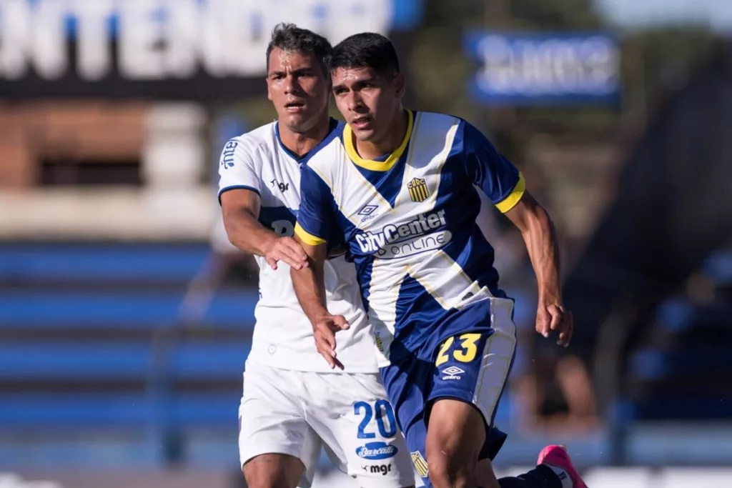 Jugadores de Rosario Central y Liverpool disputando un partido por el torneo Serie Río de La Plata.