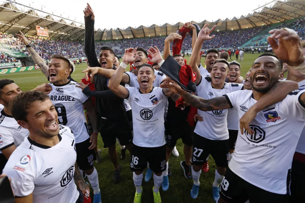 Jugadores de Colo-Colo celebrando la obtención de la Copa Chile frente a Universidad de Chile.