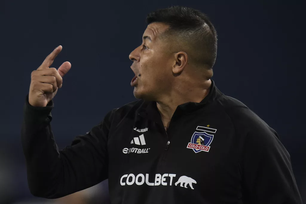 Primer plano de Jorge Almirón con indumentaria de Colo-Colo.