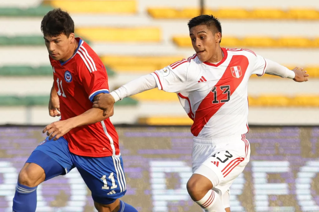 Jugador de la Selección Chilena y la Selección Peruana disputando un balón por el primer partido del grupo B del Preolímpico 2024.