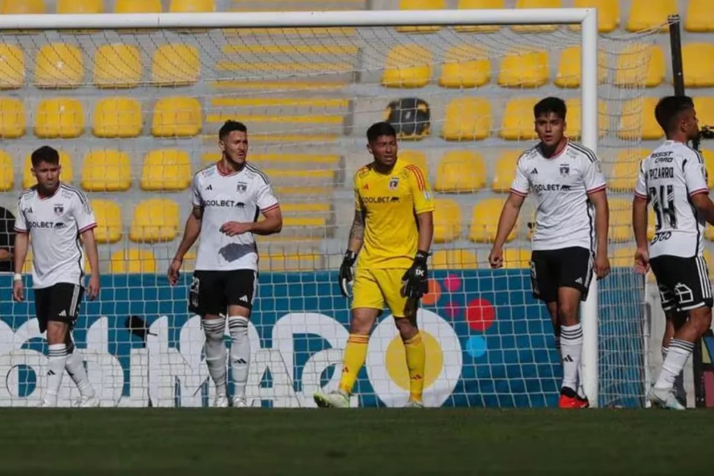 Cinco jugadores de Colo-Colo caminado en la cancha