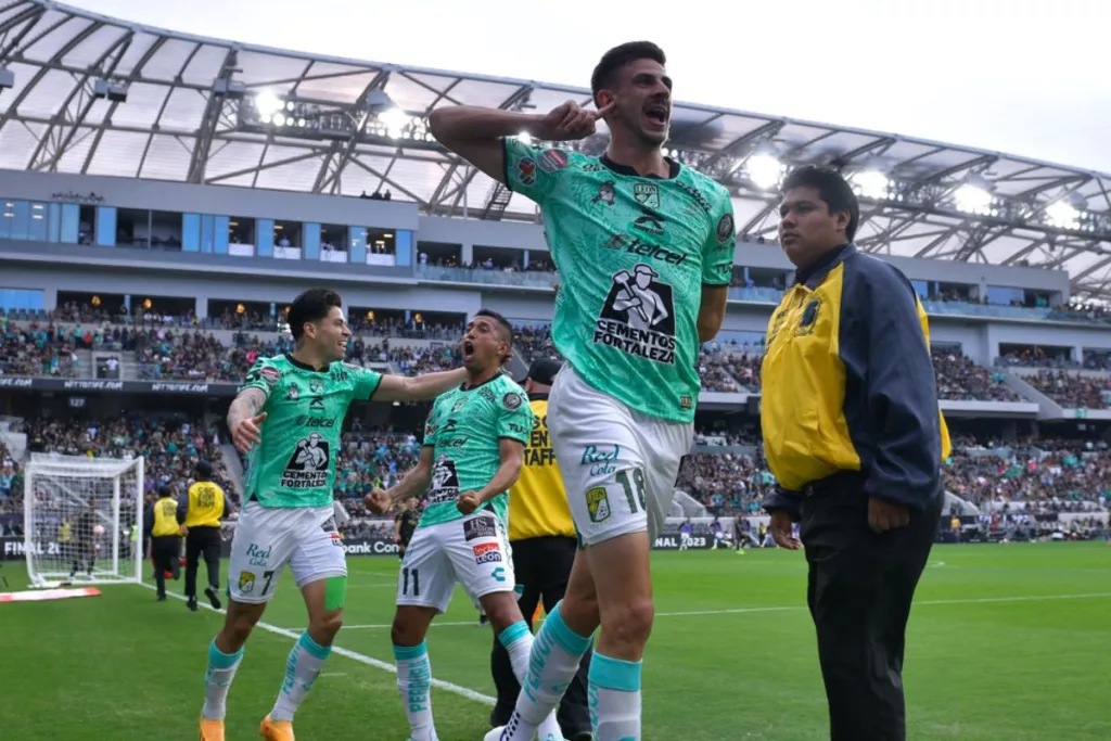 Lucas Di Yorio celebrando un gol son su dedo en la oreja