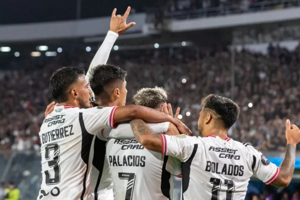 Tres futbolistas de Colo-Colo festejando un gol