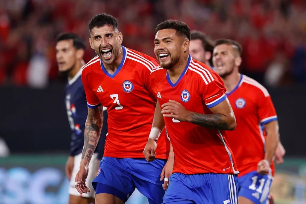 Futbolistas de La Roja felices tras anotar un gol