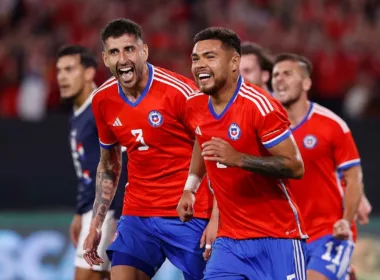 Futbolistas de La Roja felices tras anotar un gol