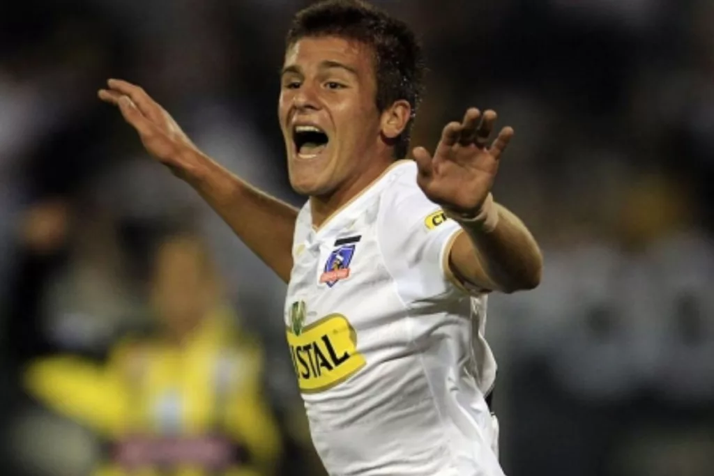 Diego Rubio celebrado con la camiseta de Colo-Colo.