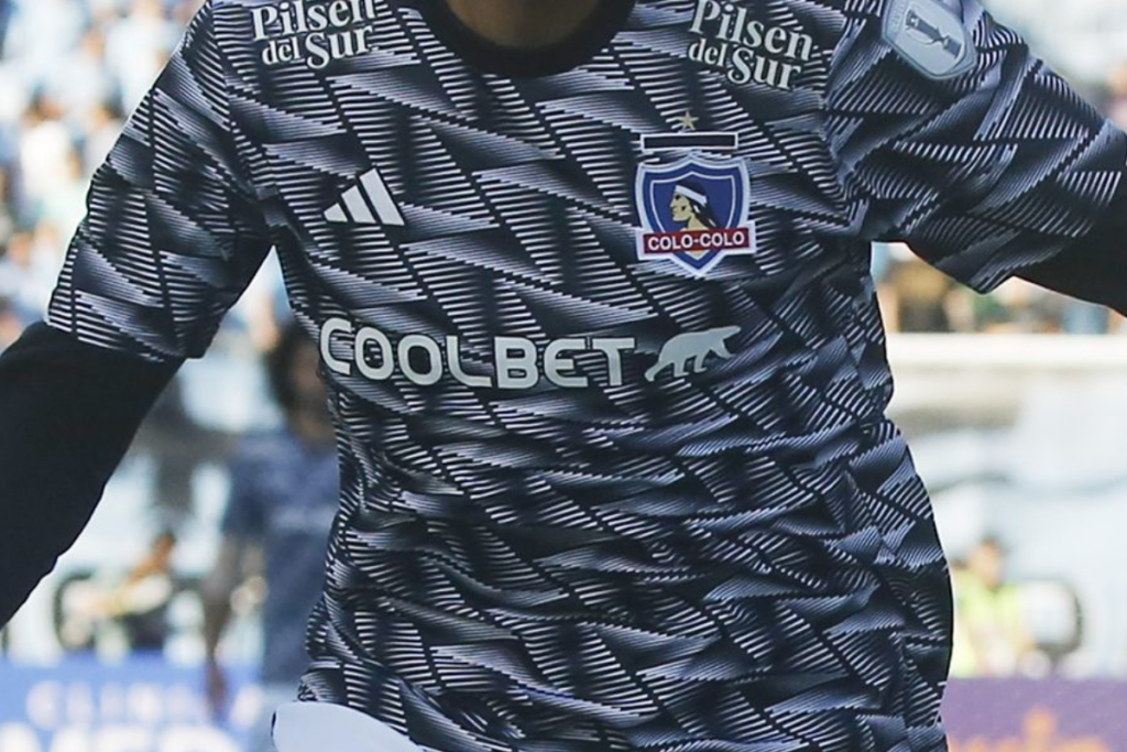 Camiseta con rayas de Colo-Colo en 2023