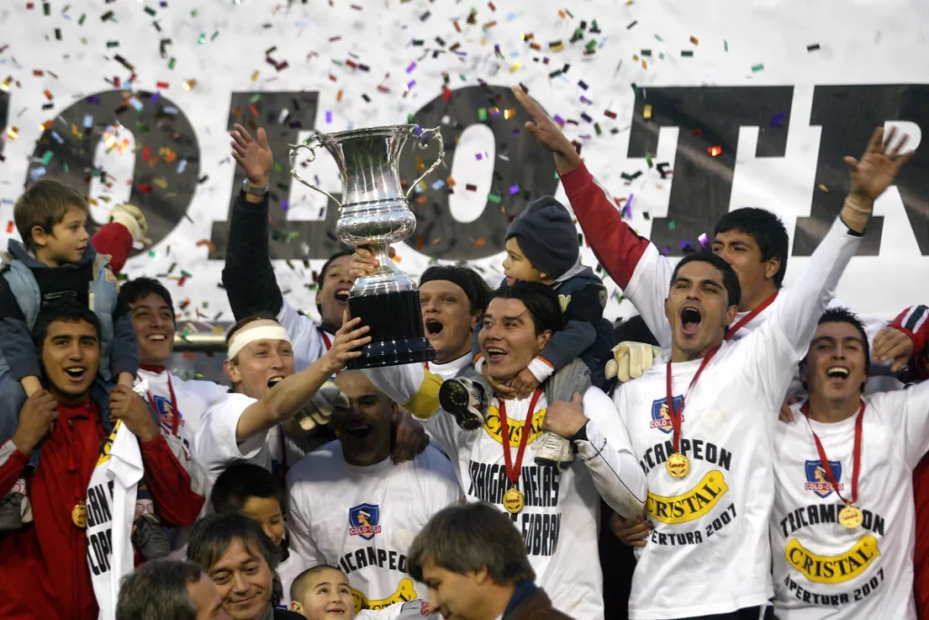 Futbolistas de Colo-Colo celebran el título obtenido durante el Torneo de Apertura 2007.