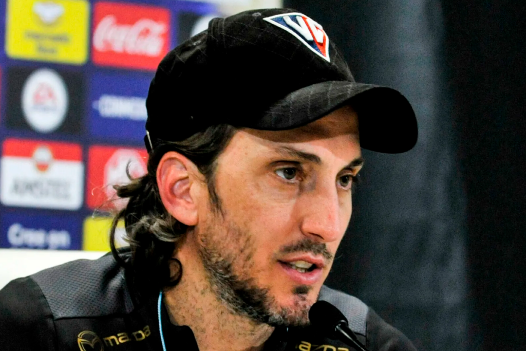 Luis Zubeldía en plena conferencia de prensa como entrenador de Liga Universitaria de Quito durante la temporada 2023.