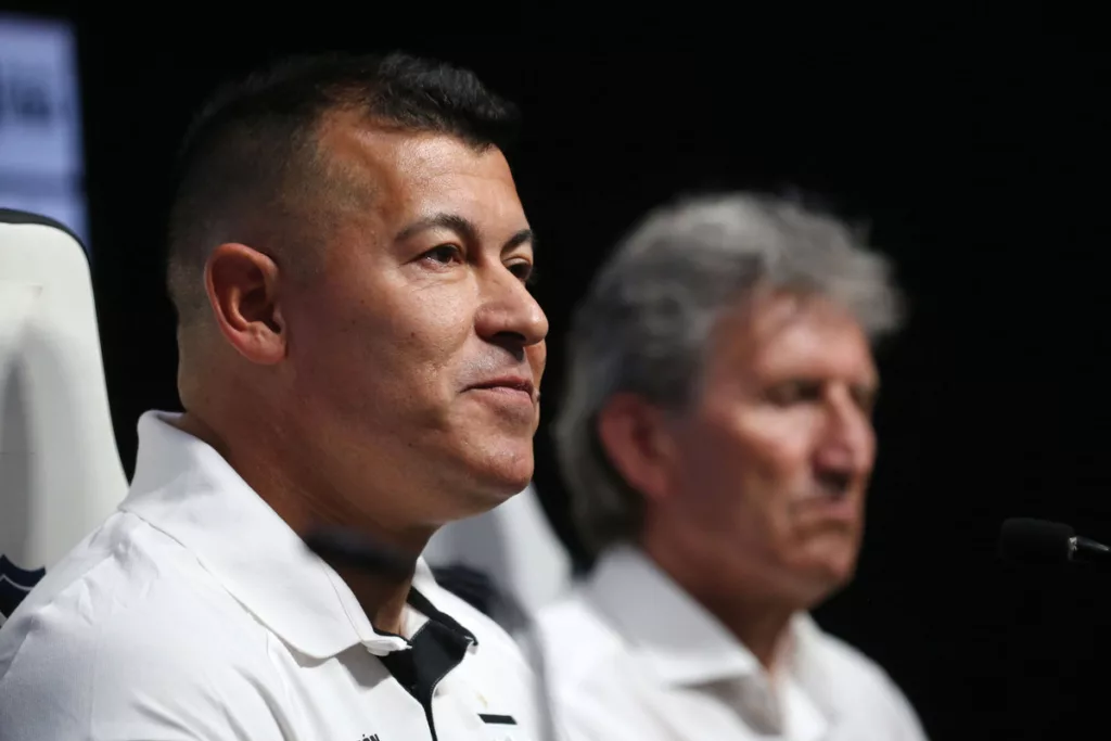 Jorge Almirón mira atento a la prensa en plena presentación como nuevo entrenador de Colo-Colo de cara a la temporada 2024.