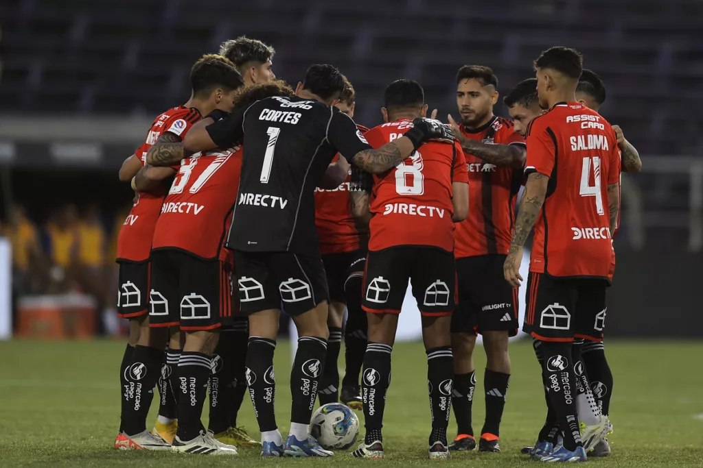 Plantel de Colo-Colo se reúne en el círculo central antes de enfrentar a Liverpool de Uruguay, válido por el tercer y último partido de la Serie Río de La Plata 2024.