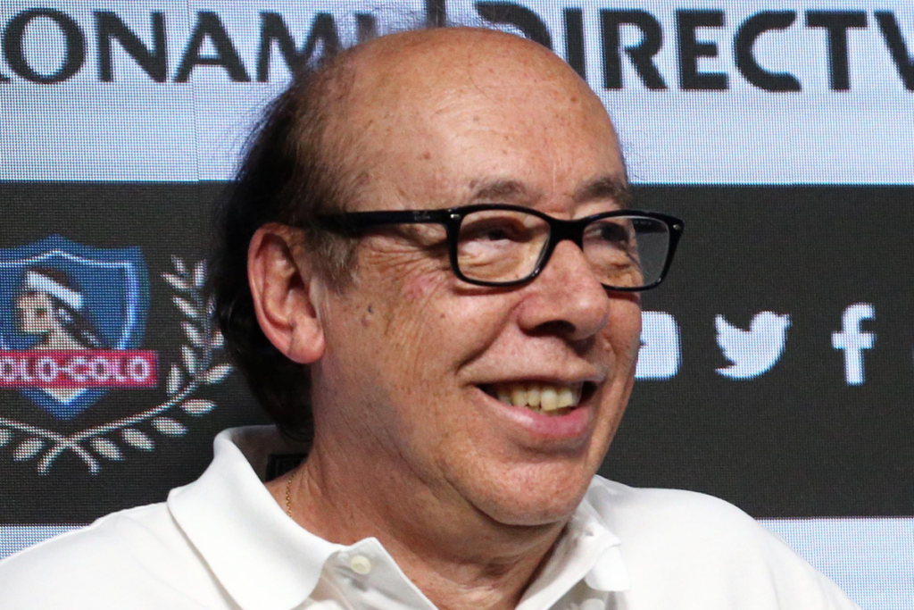 Alfredo Stöhwing sonriente en plena conferencia de prensa en su rol como presidente de Blanco y Negro.