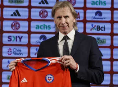 Ricardo Gareca sostiene la camiseta de La Roja en su presentación como nuevo entrenador de la Selección Chilena.