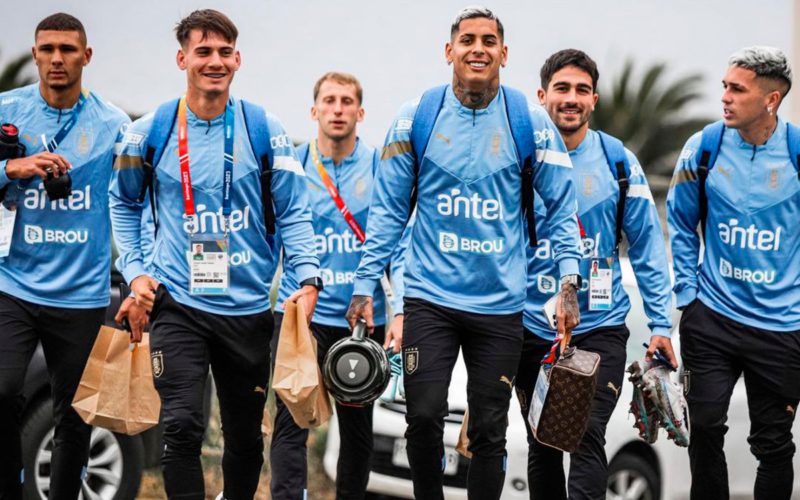 Futbolistas de la Selección Uruguaya Sub 23 caminan y sonríen ante las cámaras en plenos Juegos Sudamericanos de Santiago 2023.