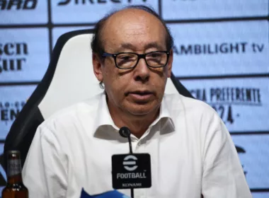 Alfredo Stöhwing durante la presentación de Jorge Almirón como técnico de Colo-Colo