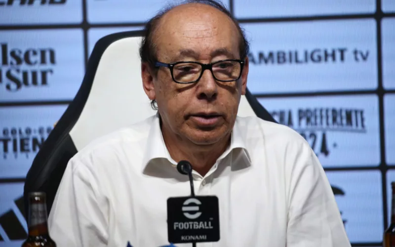 Alfredo Stöhwing durante la presentación de Jorge Almirón como técnico de Colo-Colo