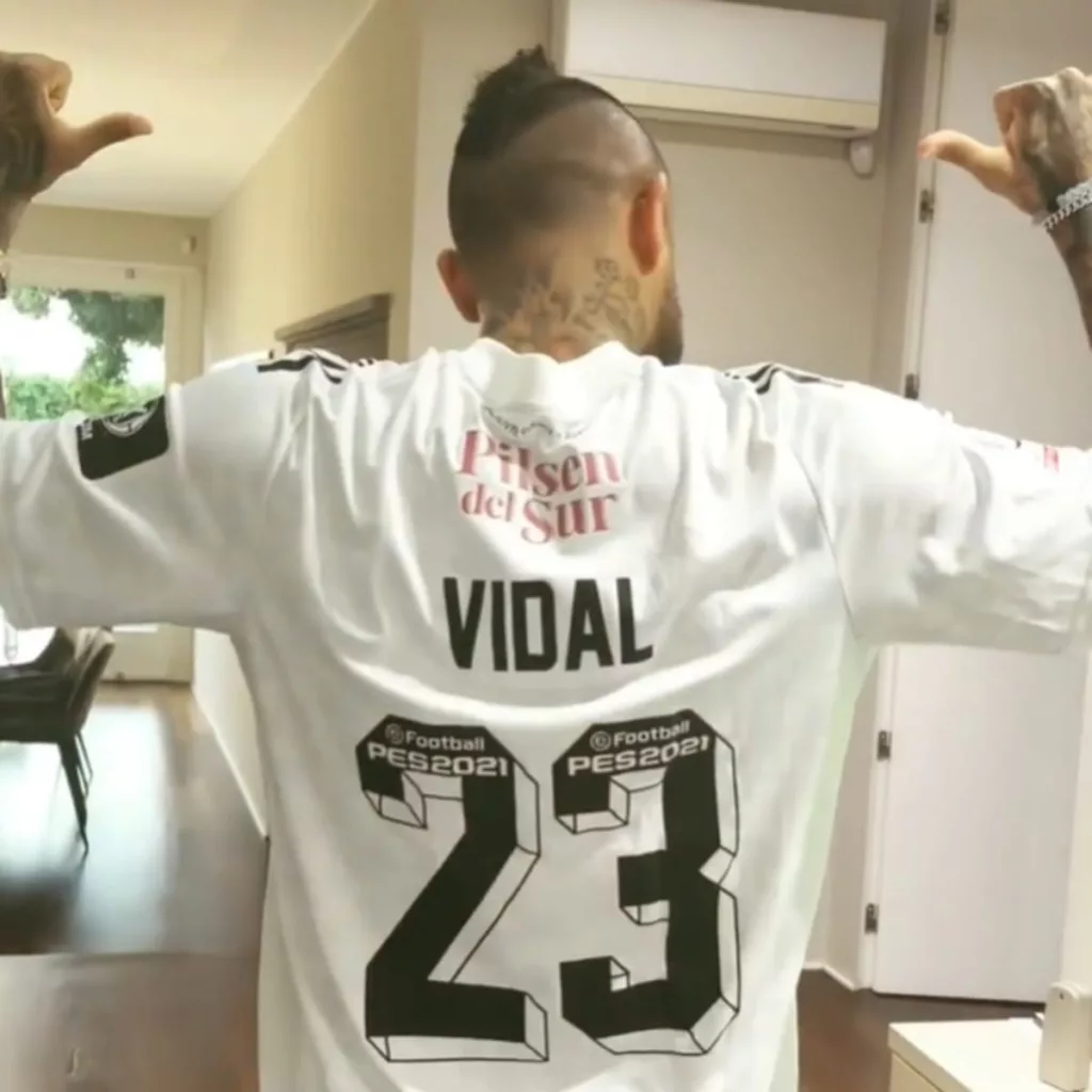 Arturo Vidal de espalda mostrando el número 23 en su camiseta de Colo-Colo