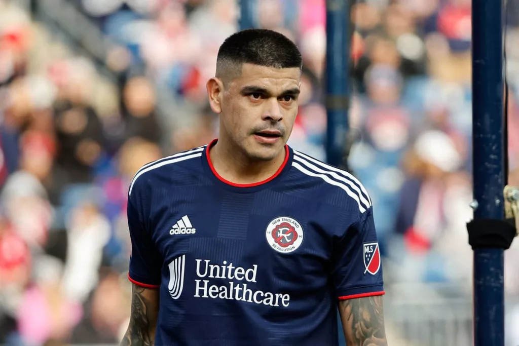 Gustavo Bou durante un partido con la camiseta del New England Revolution.