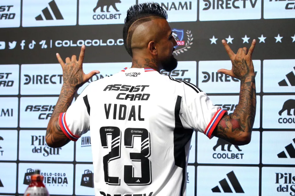 Arturo Vidal siendo presentado con la dorsal número 23