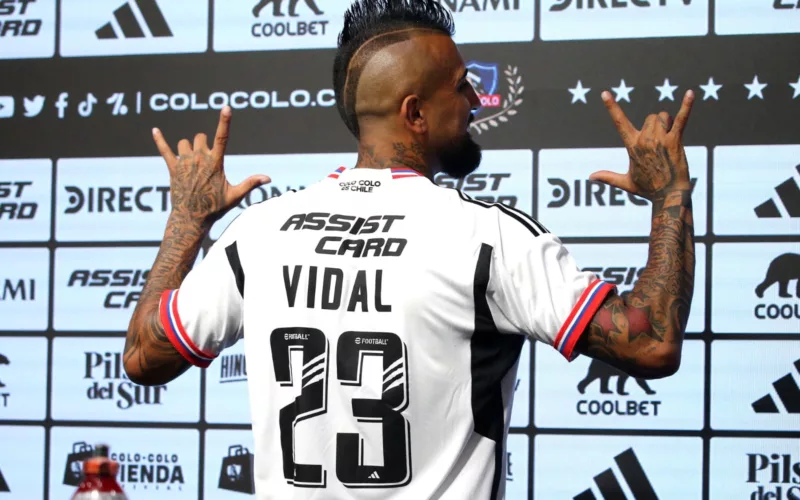 Arturo Vidal siendo presentado con la dorsal número 23