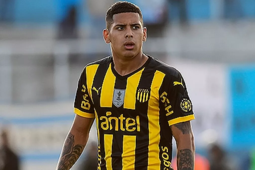 Primer plano a Rodrigo Piñeiro con Peñarol.