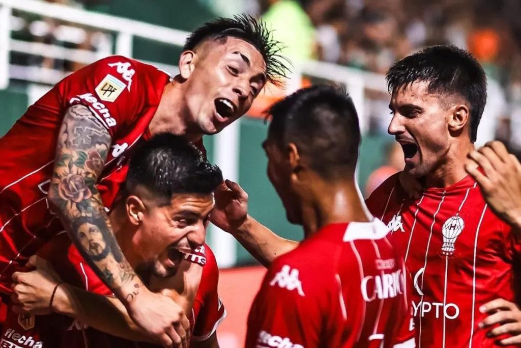 Jugadores de Huracán celebrando el primer gol de Williams Alarcón frente a Banfield.