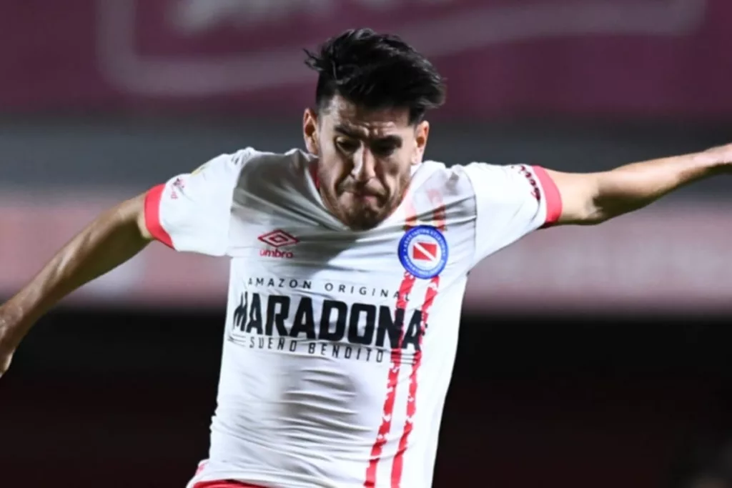 Primer plano a Lucas Villalba con la camiseta de Argentinos Juniors.