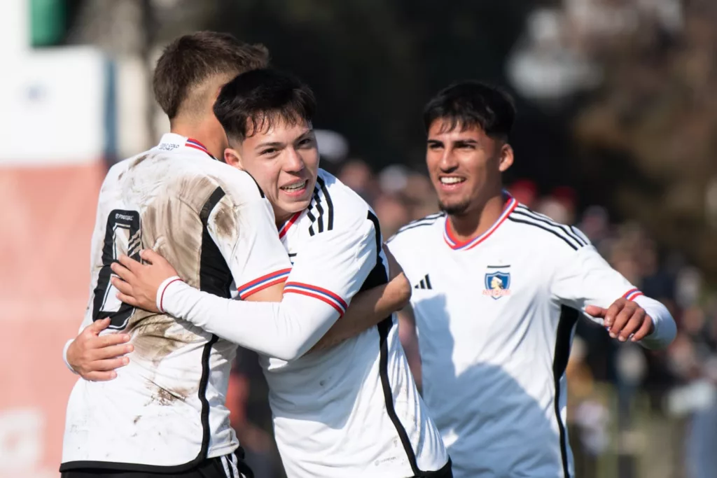 Colo-Colo Sub-20 celebrando un gol.