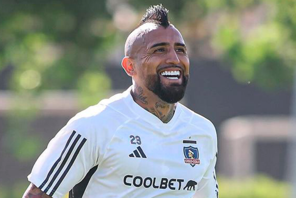 Arturo Vidal sonriendo en su primera práctica con la camiseta de Colo-Colo tras 17 años en Europa.