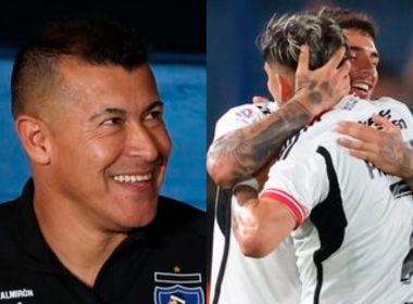 Primer plano al rostro sonriente del entrenador Jorge Almirón, mientras que a mano derecha aparecen dos futbolistas de Colo-Colo abrazados celebrando un gol durante la temporada 2024.
