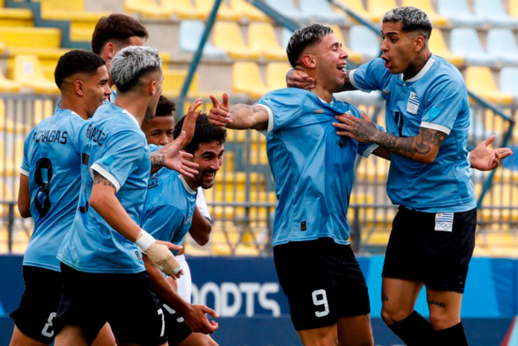 Selección de Uruguay celebran un gol durante los Juegos Panamericanos de Santiago 2023.