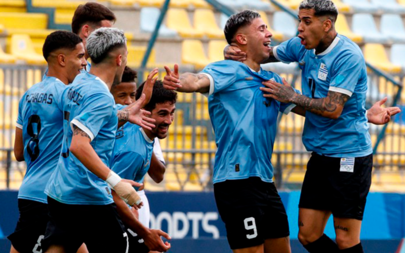 Selección de Uruguay celebran un gol durante los Juegos Panamericanos de Santiago 2023.