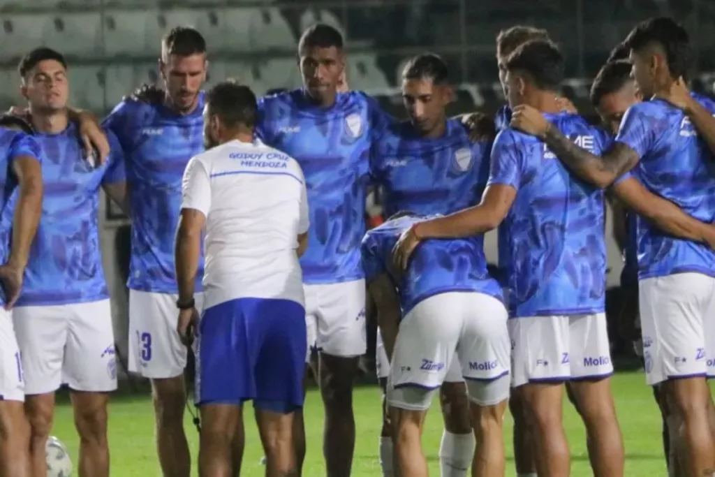 Futbolistas de Godoy Cruz se abrazan antes de enfrentar un partido de la liga profesional de Argentina en 2024.