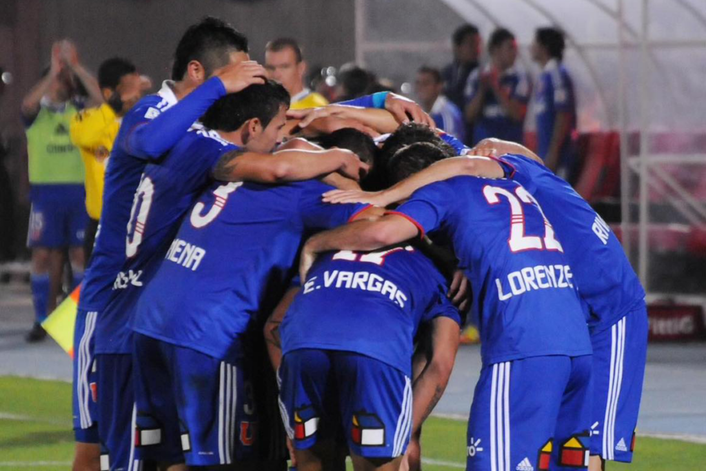 Futbolistas de Universidad de Chile se abrazan durante un compromiso de la temporada 2011.