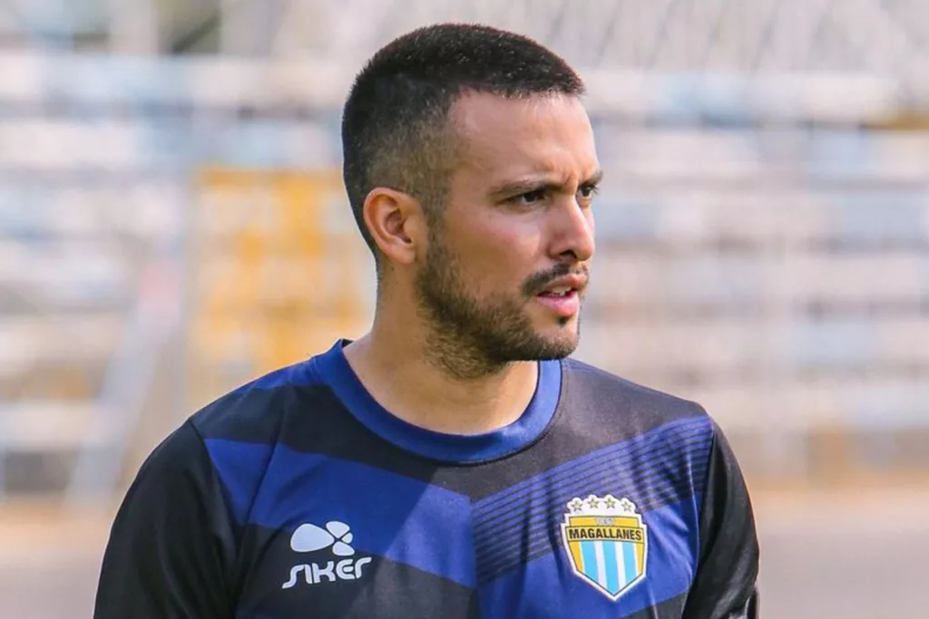 Cristóbal Jorquera con la mirada fija puesta en un objetivo y con cara de seriedad con la camiseta de entrenamiento de Magallanes durante la temporada 2023.