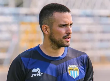 Cristóbal Jorquera con la mirada fija puesta en un objetivo y con cara de seriedad con la camiseta de entrenamiento de Magallanes durante la temporada 2023.