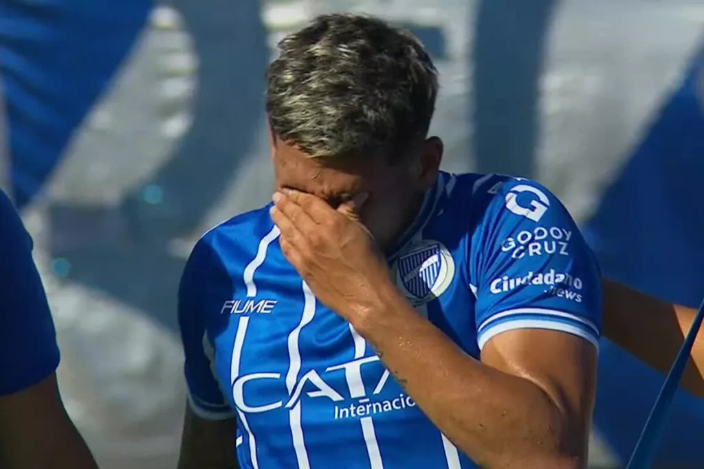 Jugador de Godoy Cruz tomándose la cara