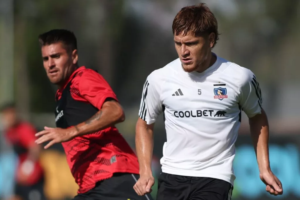 Leonardo Gil disputando un partido amistoso por Colo-Colo frente a Santiago Morning.