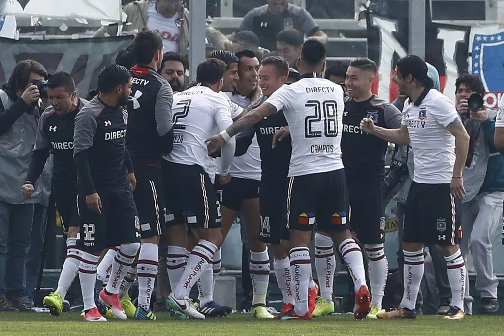 Jugadores de Colo-Colo celebrando un gol.