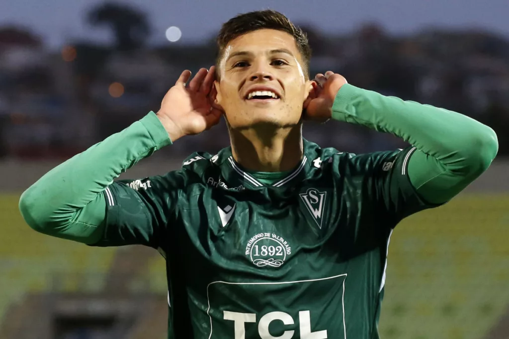 Lucas Cepeda celebrando un gol por Santiago Wanderers.