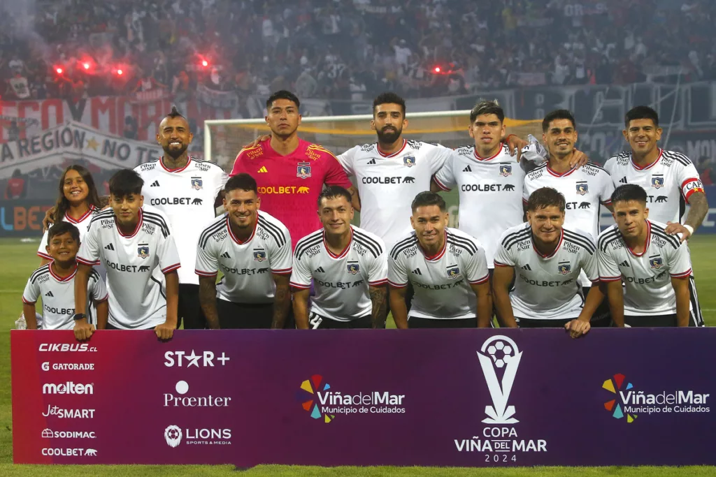 Jugadores de Colo-Colo posando para la foto oficial del duelo amistoso ante Evertonde Viña del Mar.