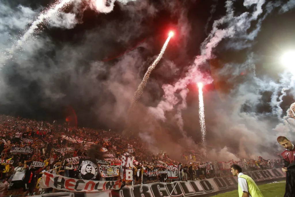 Hinchas de Colo-Colo en el Estadio Malvinas Argentinas por Copa Libertadores 2024.