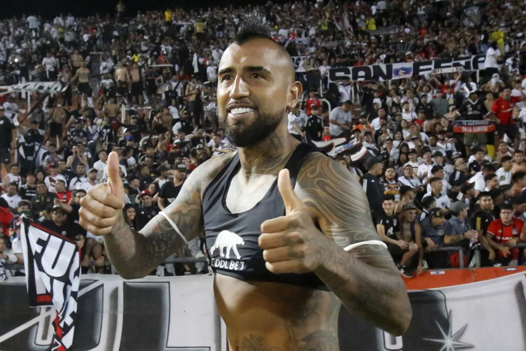 Arturo Vidal con los pulgares arriba.